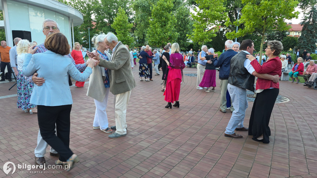 Seniorzy bawili się przy fontannie