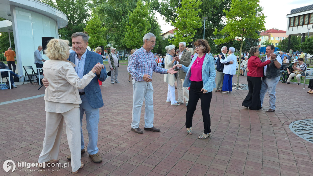 Seniorzy bawili się przy fontannie