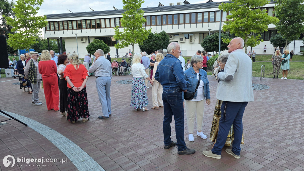 Seniorzy bawili się przy fontannie
