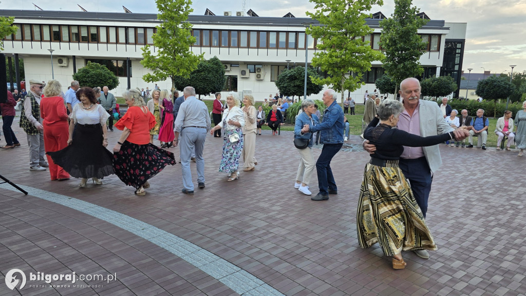 Seniorzy bawili się przy fontannie