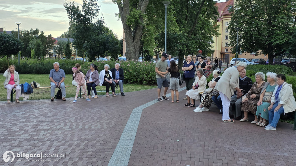 Seniorzy bawili się przy fontannie