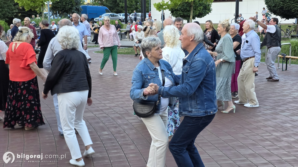 Seniorzy bawili się przy fontannie