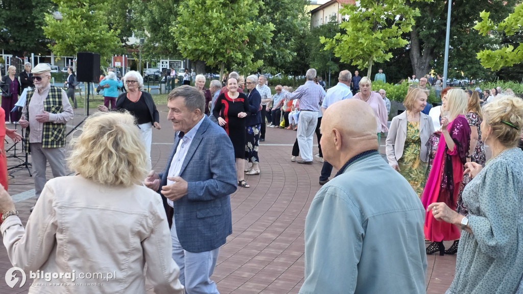 Seniorzy bawili się przy fontannie