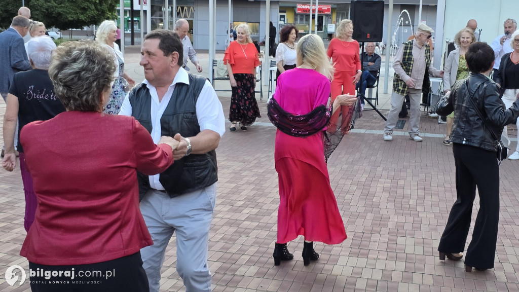 Seniorzy bawili się przy fontannie