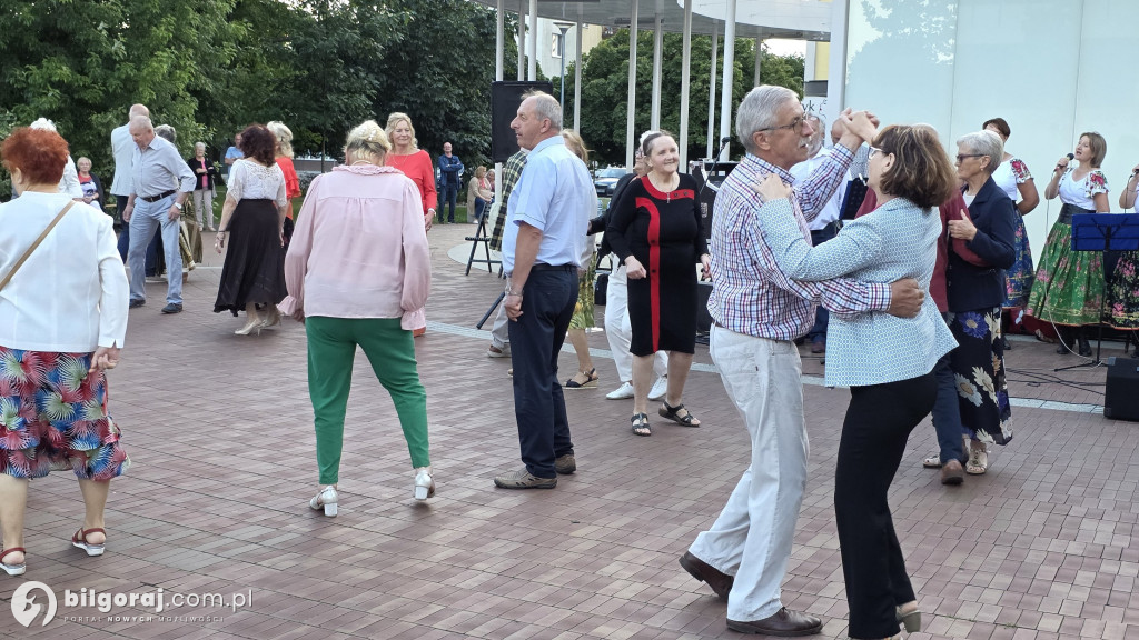 Seniorzy bawili się przy fontannie