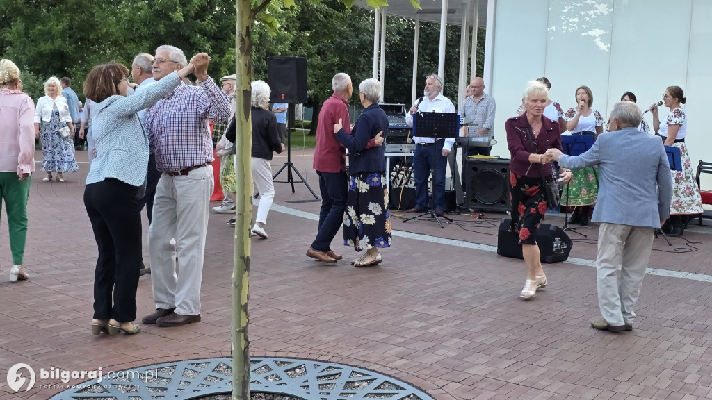 Seniorzy bawili się przy fontannie