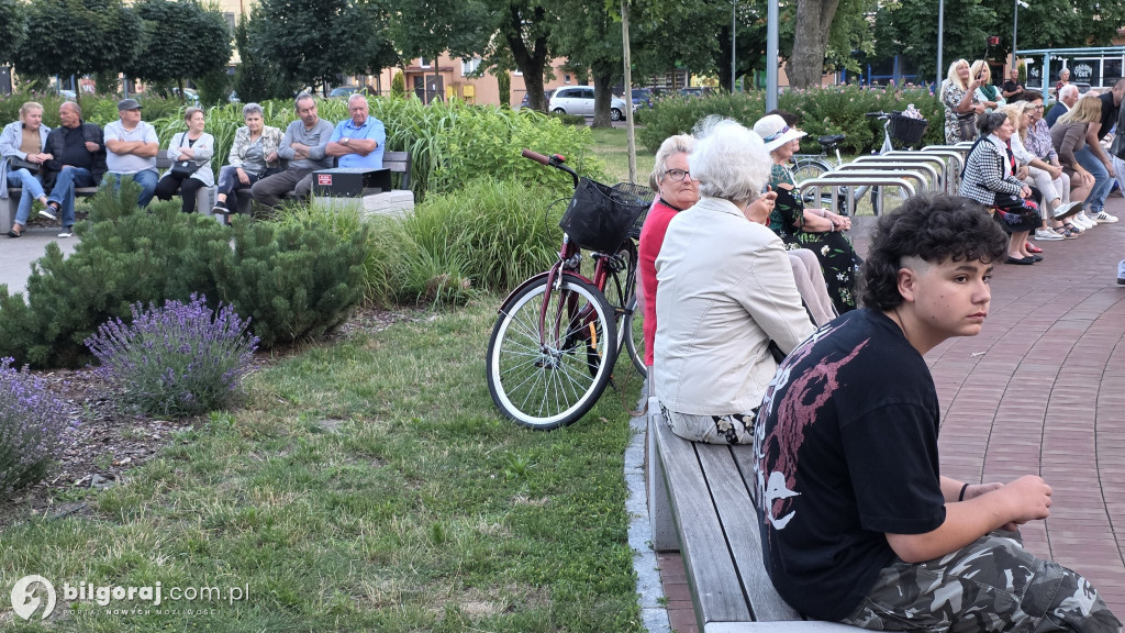 Seniorzy bawili się przy fontannie