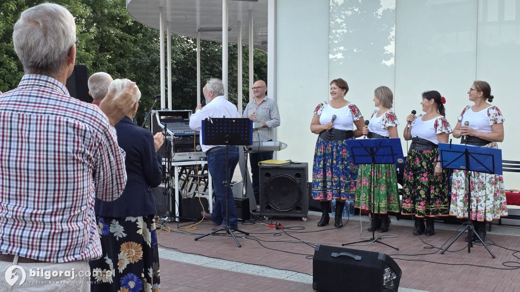 Seniorzy bawili się przy fontannie