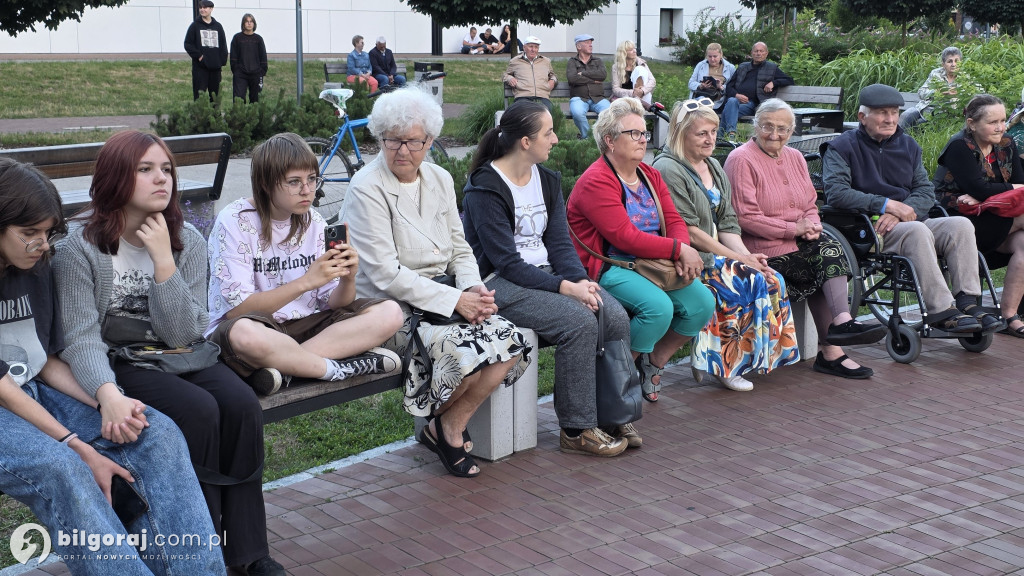 Seniorzy bawili się przy fontannie