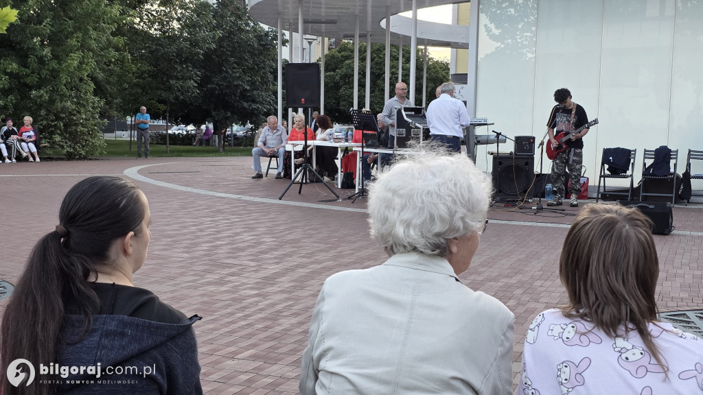 Seniorzy bawili się przy fontannie