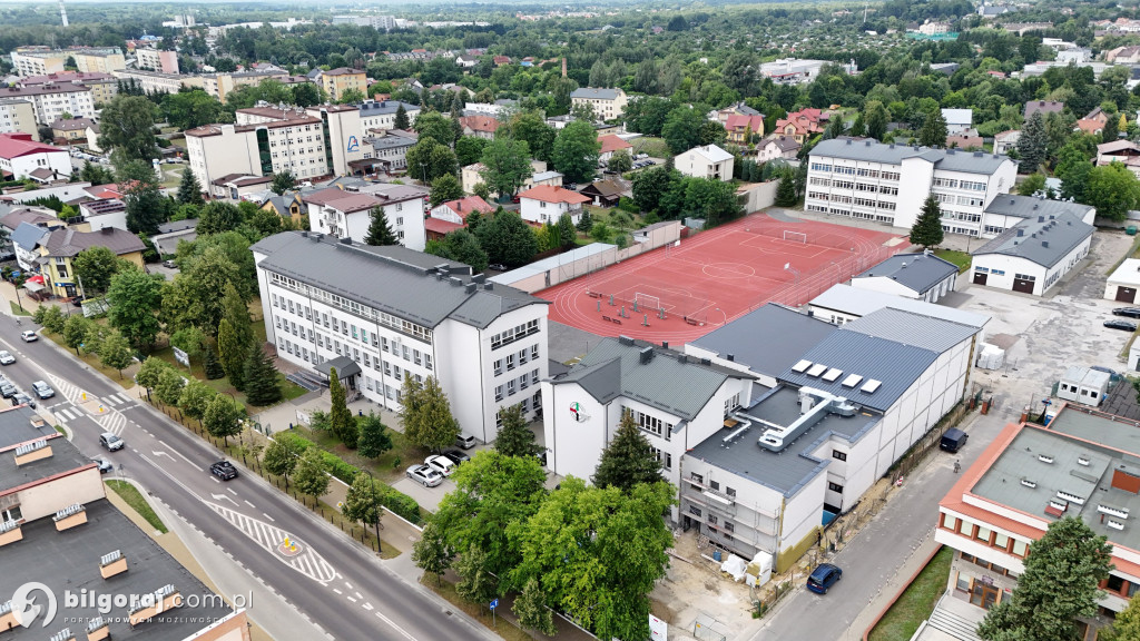 Hala przy RCEZ już z dachem. Stan surowy zamknięty