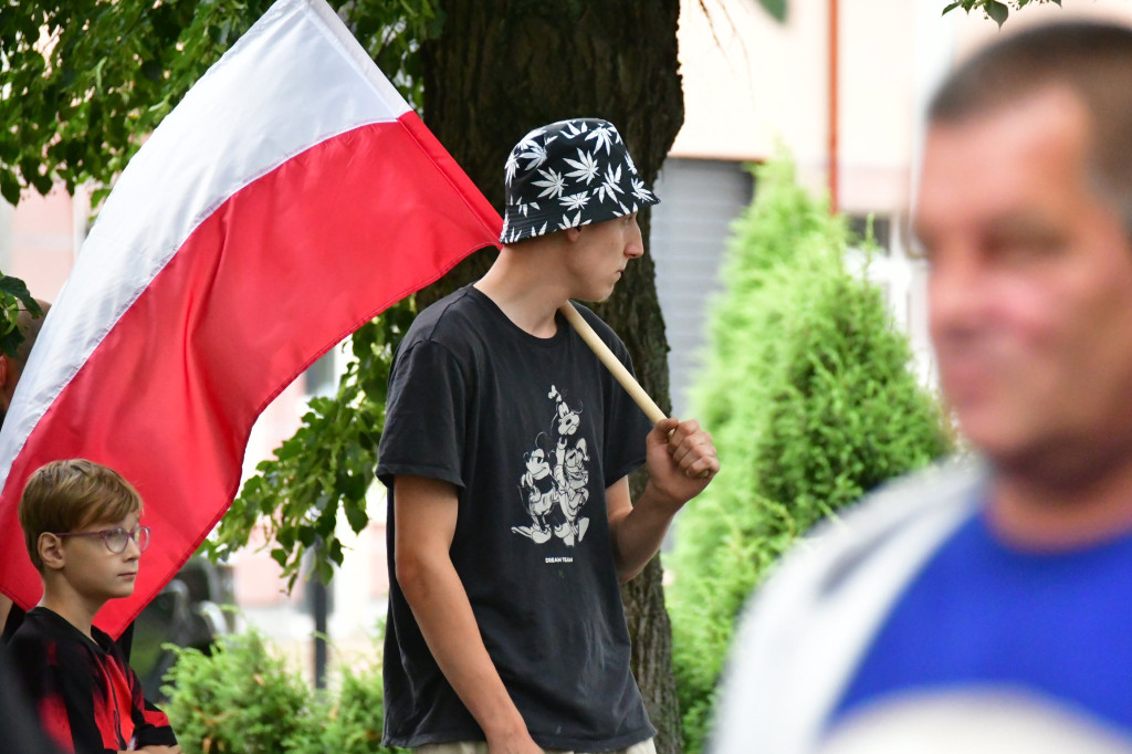 Polacy protestują przeciwko skutkom niekontrolowanej imigracji – relacja z Biłgoraja