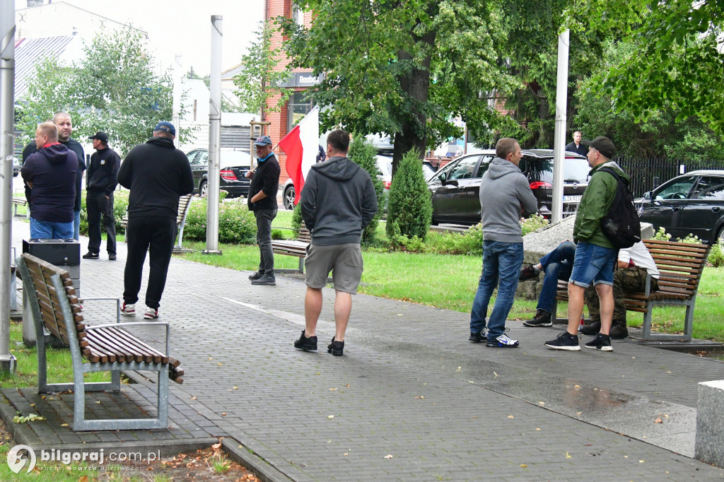 Polacy protestują przeciwko skutkom niekontrolowanej imigracji – relacja z Biłgoraja