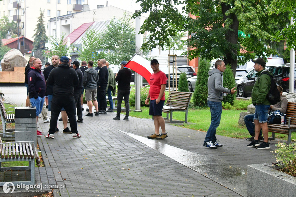 Polacy protestują przeciwko skutkom niekontrolowanej imigracji – relacja z Biłgoraja
