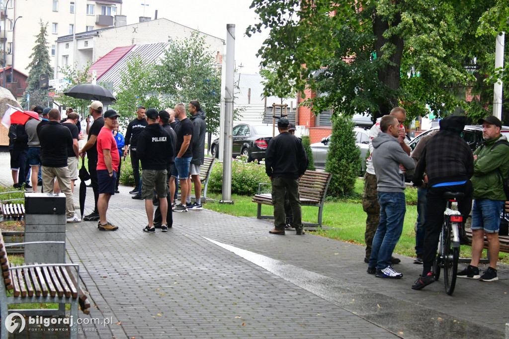 Polacy protestują przeciwko skutkom niekontrolowanej imigracji – relacja z Biłgoraja