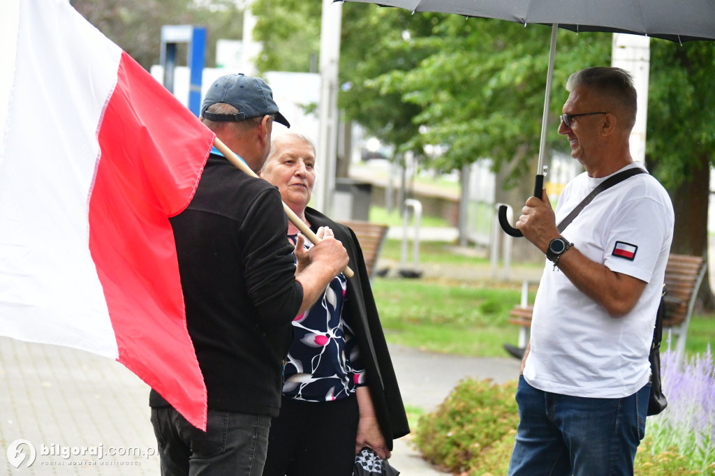 Polacy protestują przeciwko skutkom niekontrolowanej imigracji – relacja z Biłgoraja