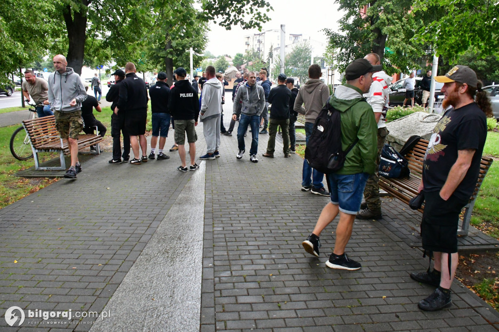 Polacy protestują przeciwko skutkom niekontrolowanej imigracji – relacja z Biłgoraja