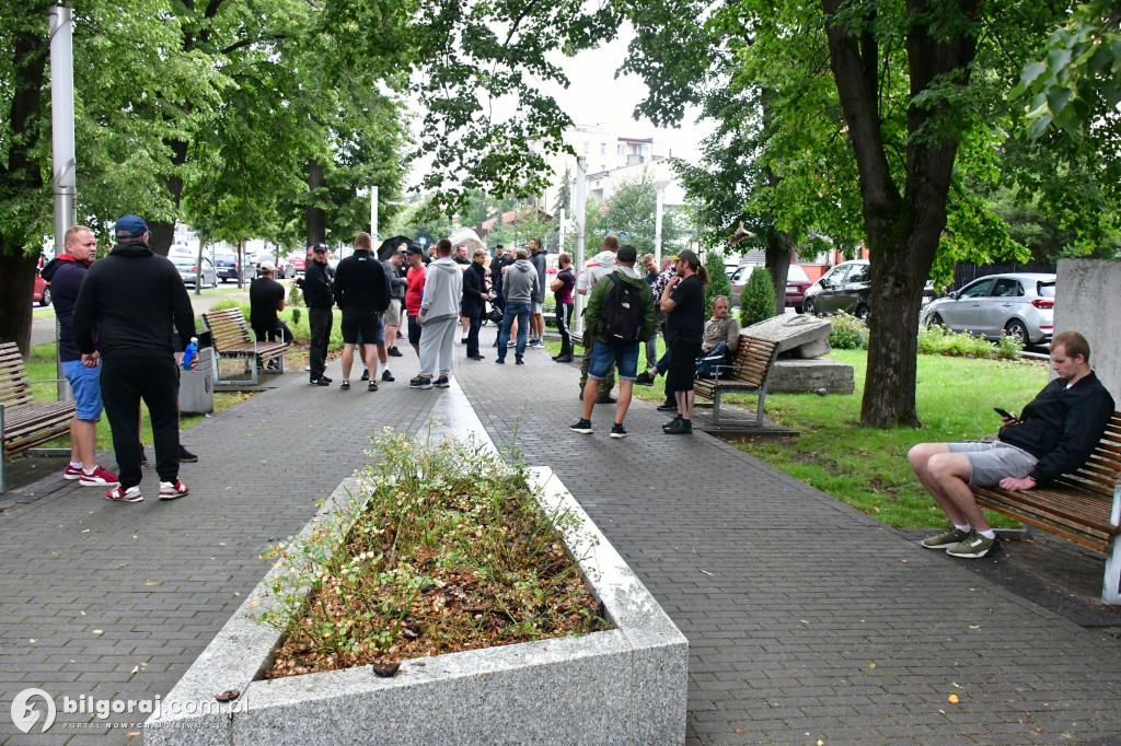 Polacy protestują przeciwko skutkom niekontrolowanej imigracji – relacja z Biłgoraja