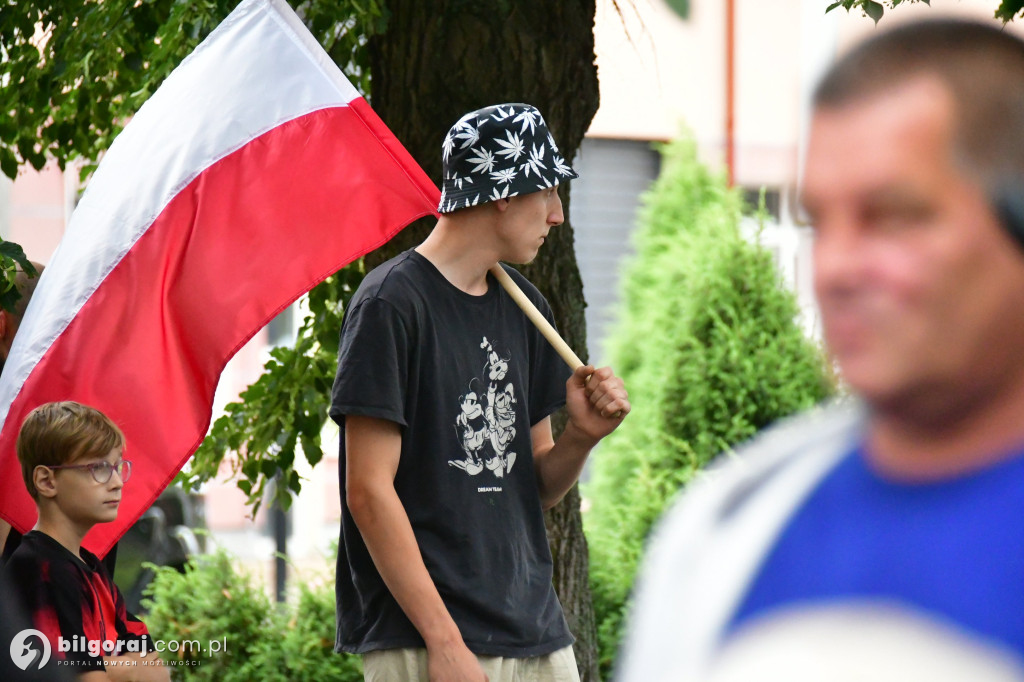 Polacy protestują przeciwko skutkom niekontrolowanej imigracji – relacja z Biłgoraja