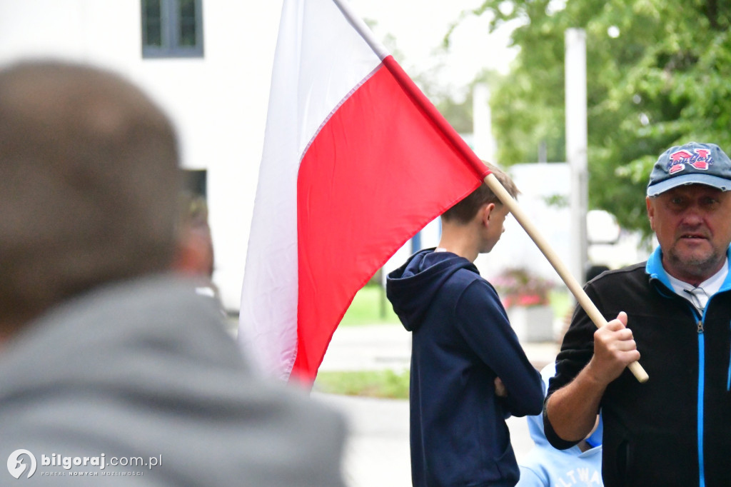 Polacy protestują przeciwko skutkom niekontrolowanej imigracji – relacja z Biłgoraja