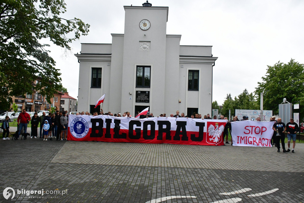 Polacy protestują przeciwko skutkom niekontrolowanej imigracji – relacja z Biłgoraja