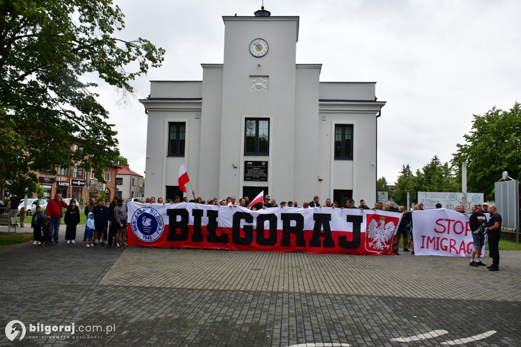 Polacy protestują przeciwko skutkom niekontrolowanej imigracji – relacja z Biłgoraja