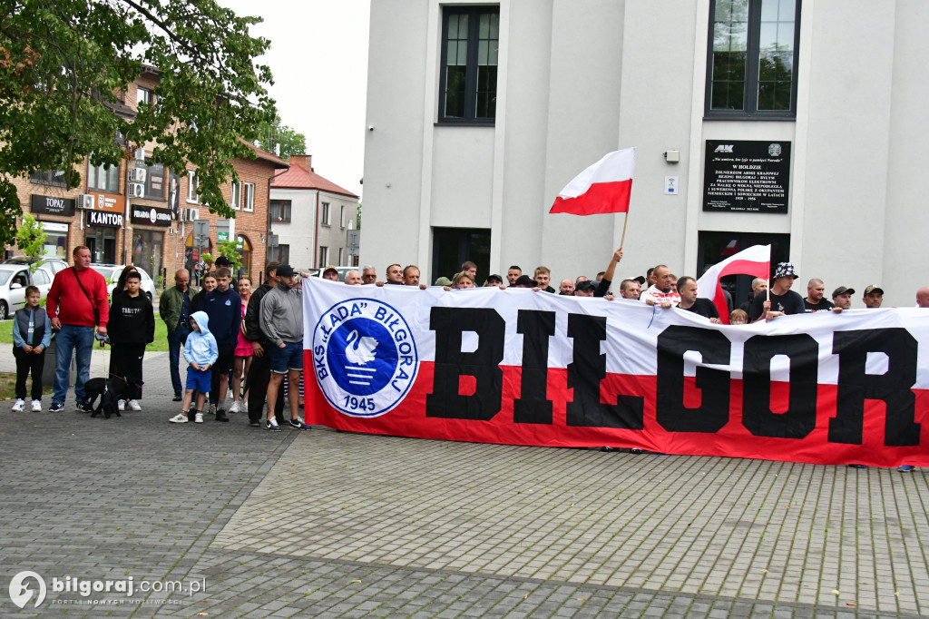 Polacy protestują przeciwko skutkom niekontrolowanej imigracji – relacja z Biłgoraja
