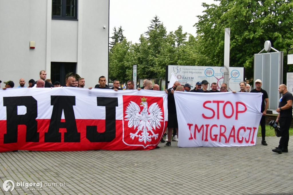 Polacy protestują przeciwko skutkom niekontrolowanej imigracji – relacja z Biłgoraja