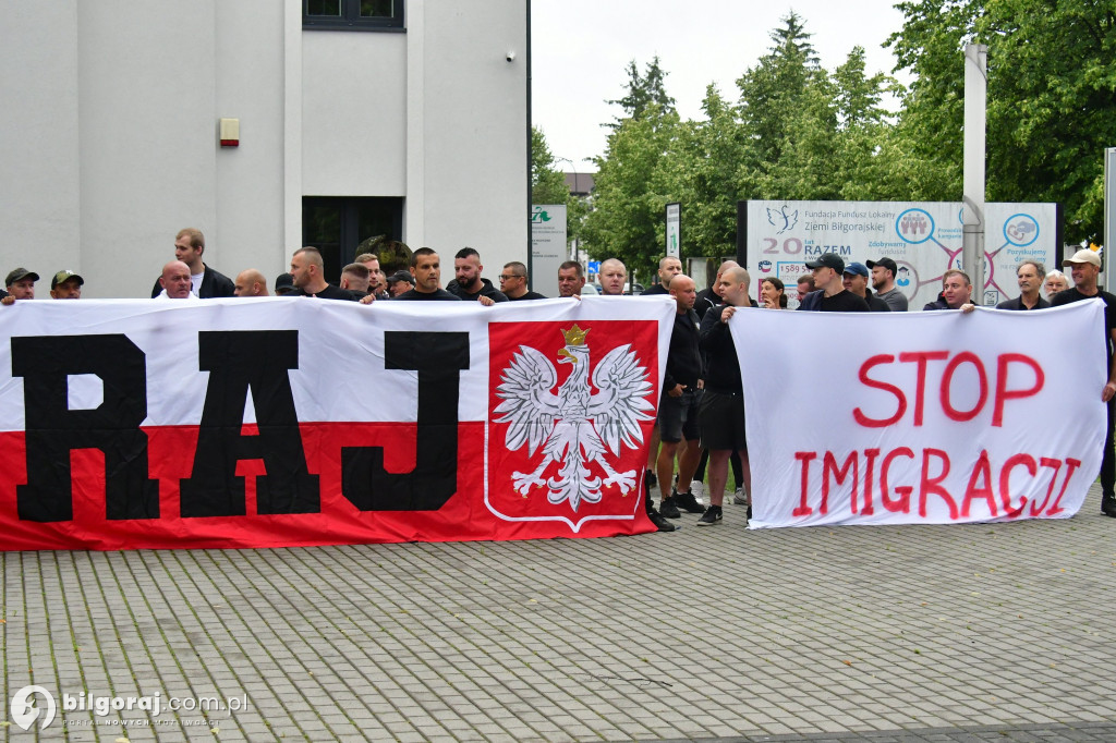 Polacy protestują przeciwko skutkom niekontrolowanej imigracji – relacja z Biłgoraja