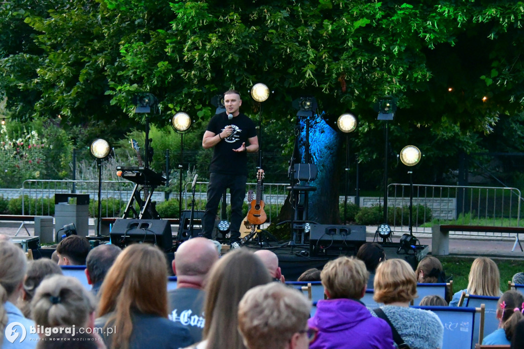 Koncert pod Lipą w Biłgoraju: Ukulele, humor i bajkowa narracja