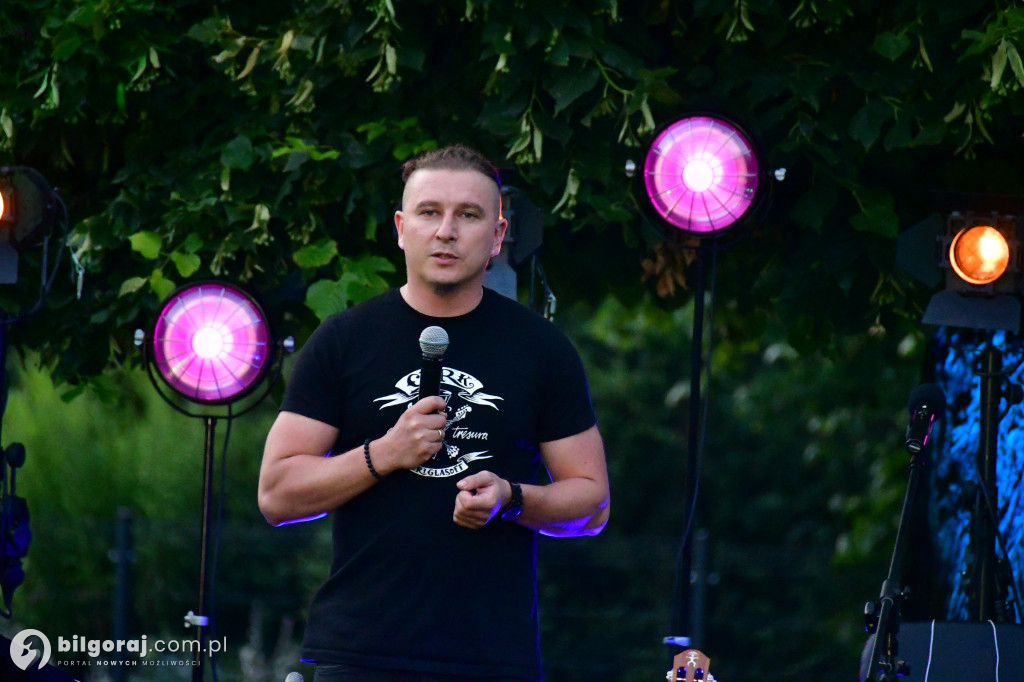 Koncert pod Lipą w Biłgoraju: Ukulele, humor i bajkowa narracja