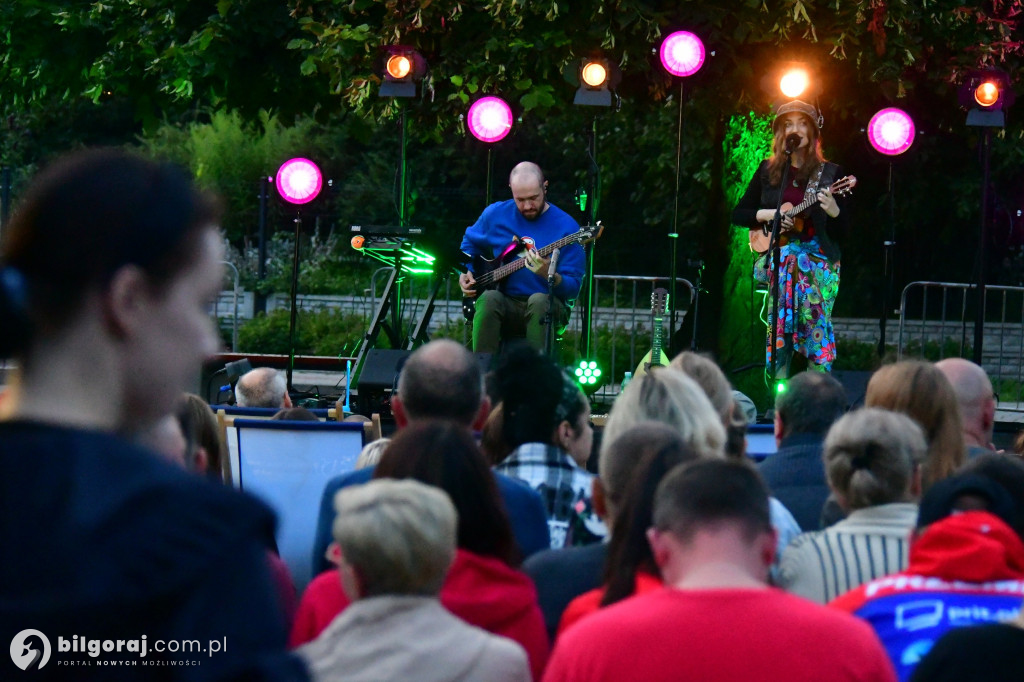 Koncert pod Lipą w Biłgoraju: Ukulele, humor i bajkowa narracja