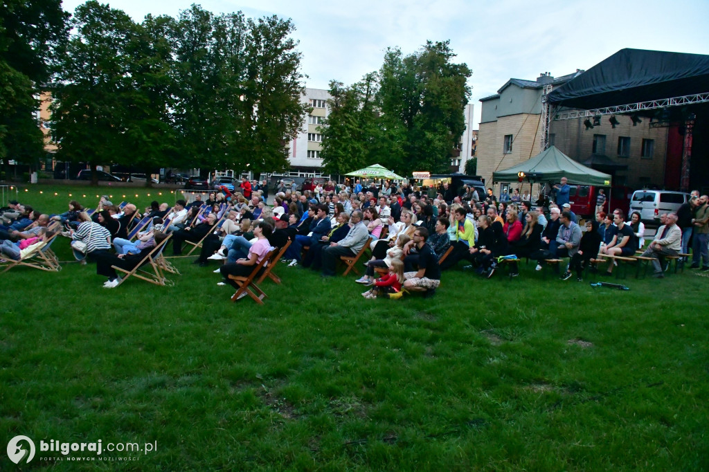 Koncert pod Lipą w Biłgoraju: Ukulele, humor i bajkowa narracja