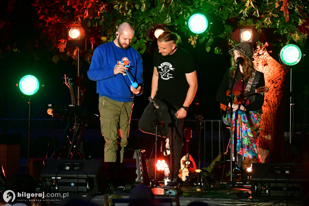 Koncert pod Lipą w Biłgoraju: Ukulele, humor i bajkowa narracja