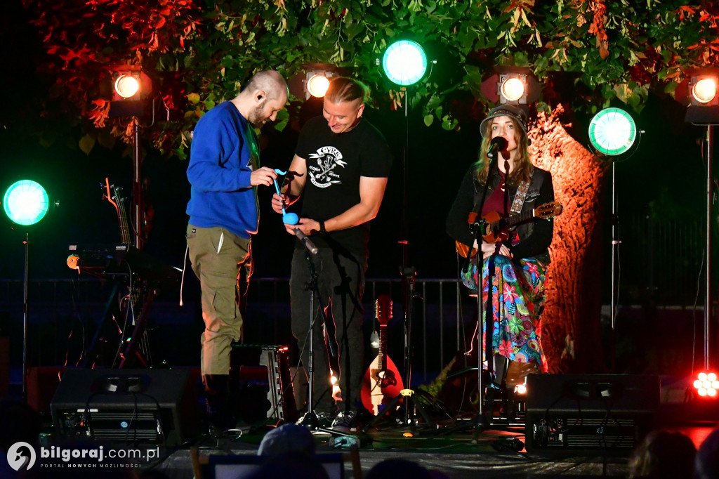 Koncert pod Lipą w Biłgoraju: Ukulele, humor i bajkowa narracja