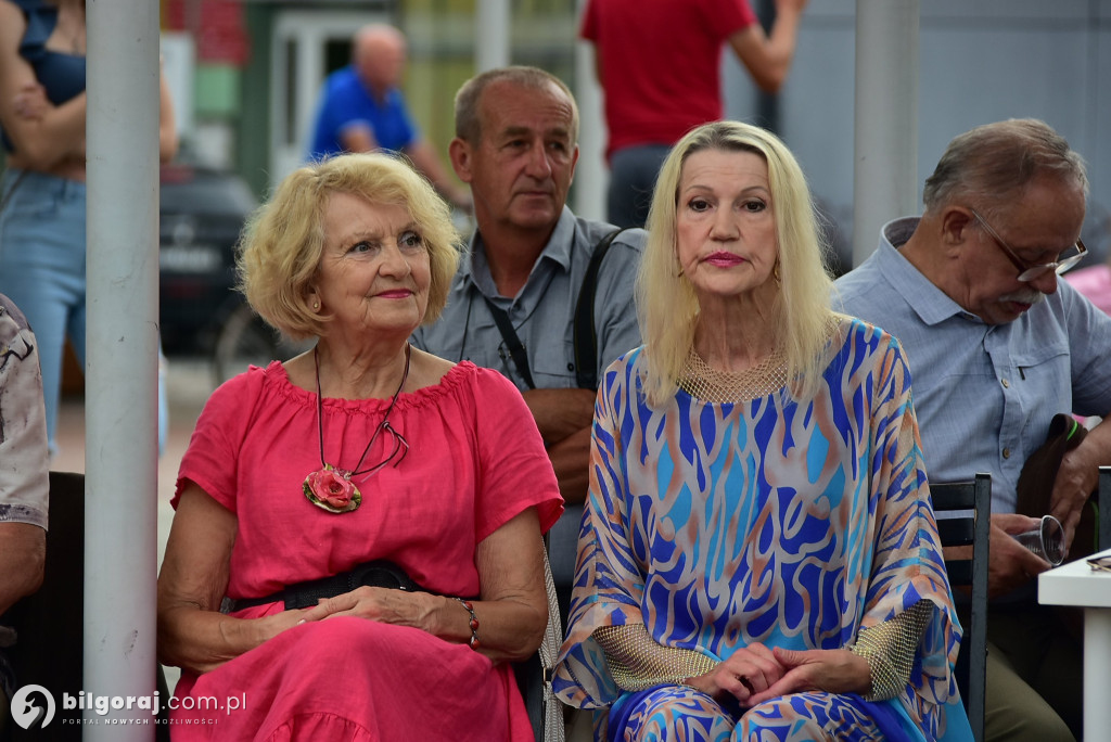 Letni wieczór na placu za Urzędem Miasta