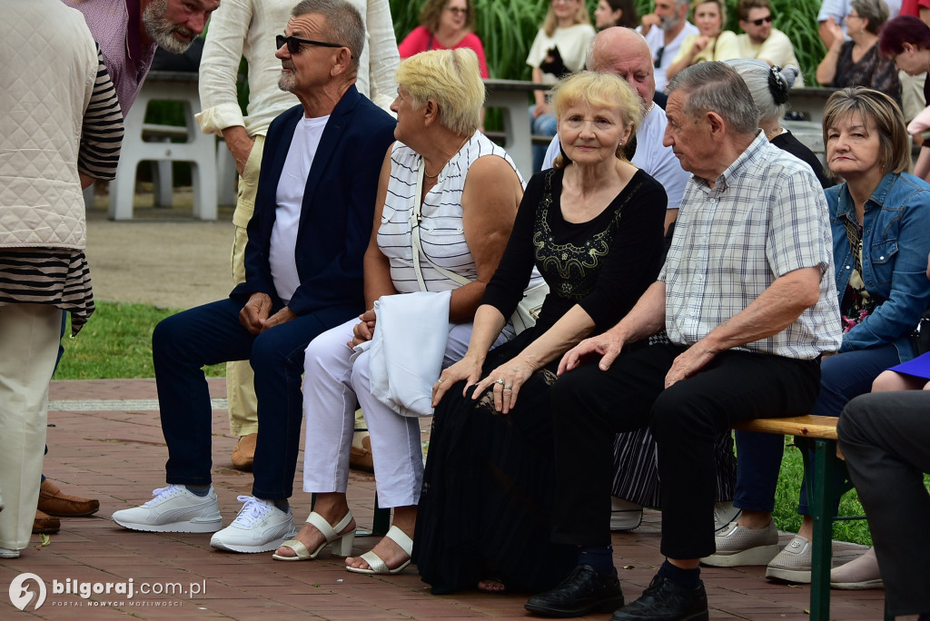 Letni wieczór na placu za Urzędem Miasta