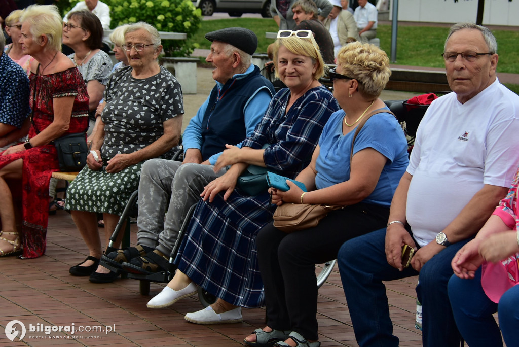 Letni wieczór na placu za Urzędem Miasta