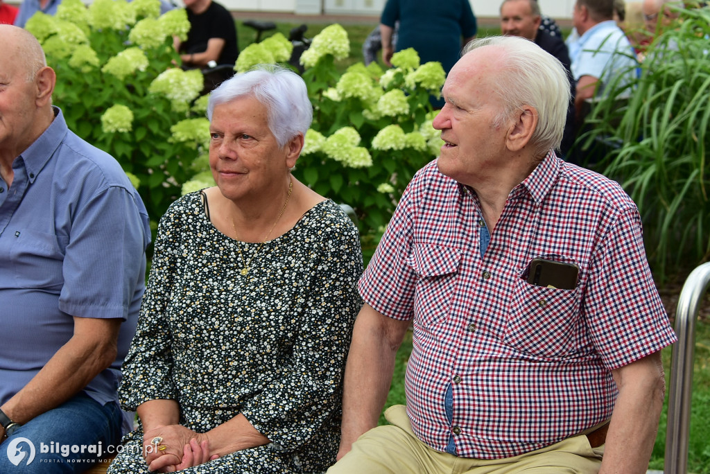 Letni wieczór na placu za Urzędem Miasta