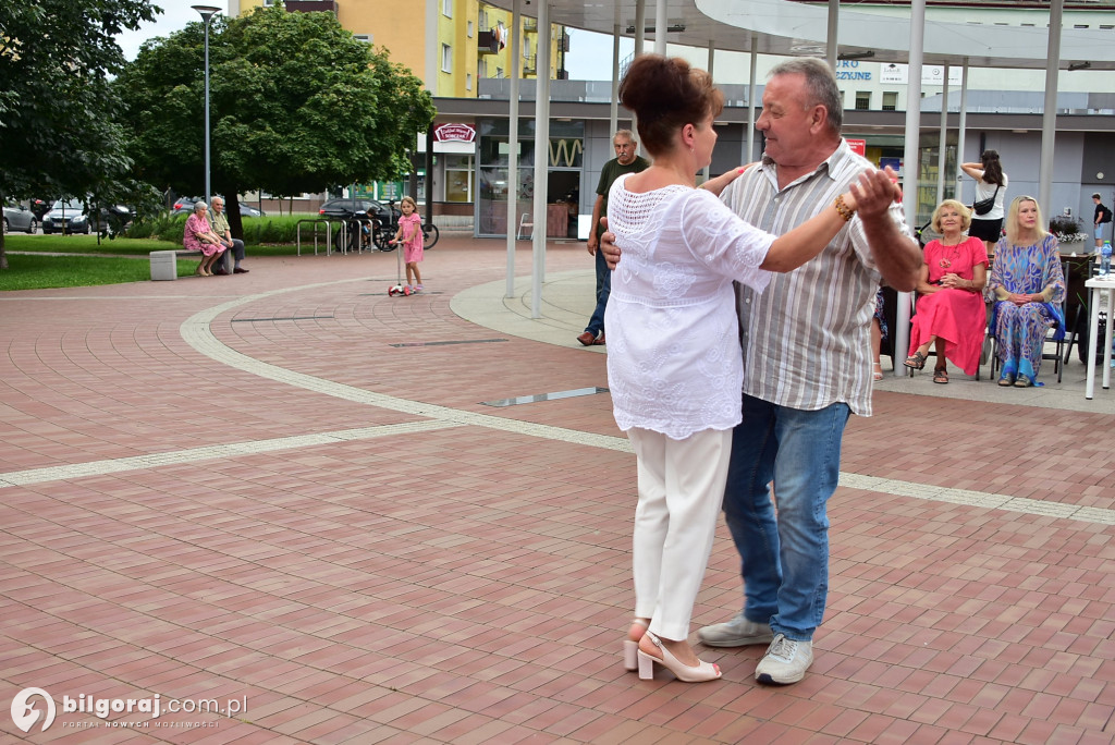 Letni wieczór na placu za Urzędem Miasta