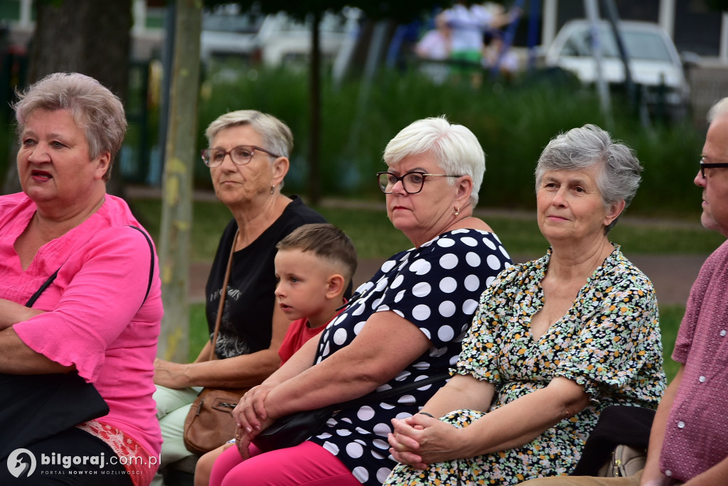 Letni wieczór na placu za Urzędem Miasta