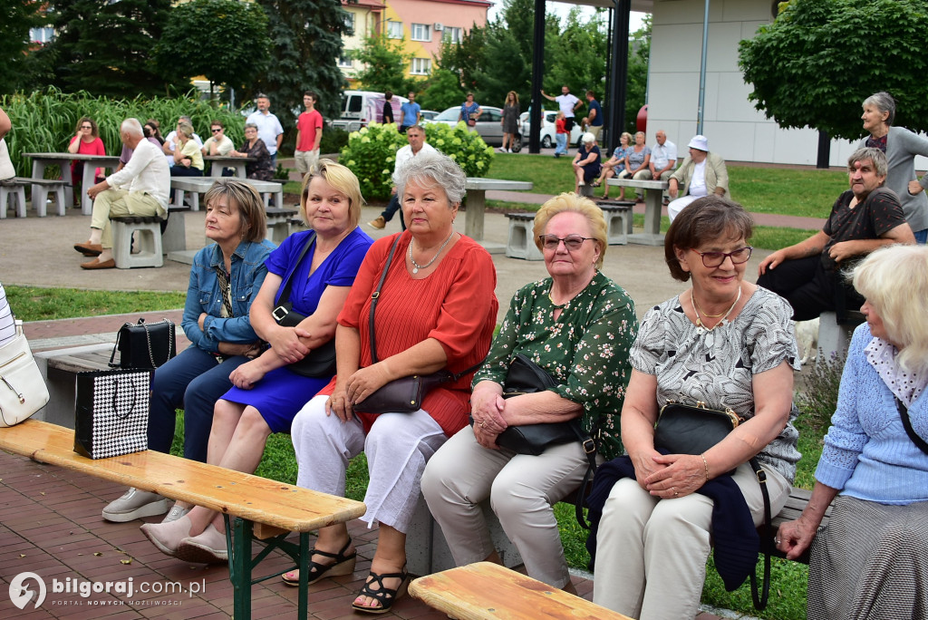 Letni wieczór na placu za Urzędem Miasta