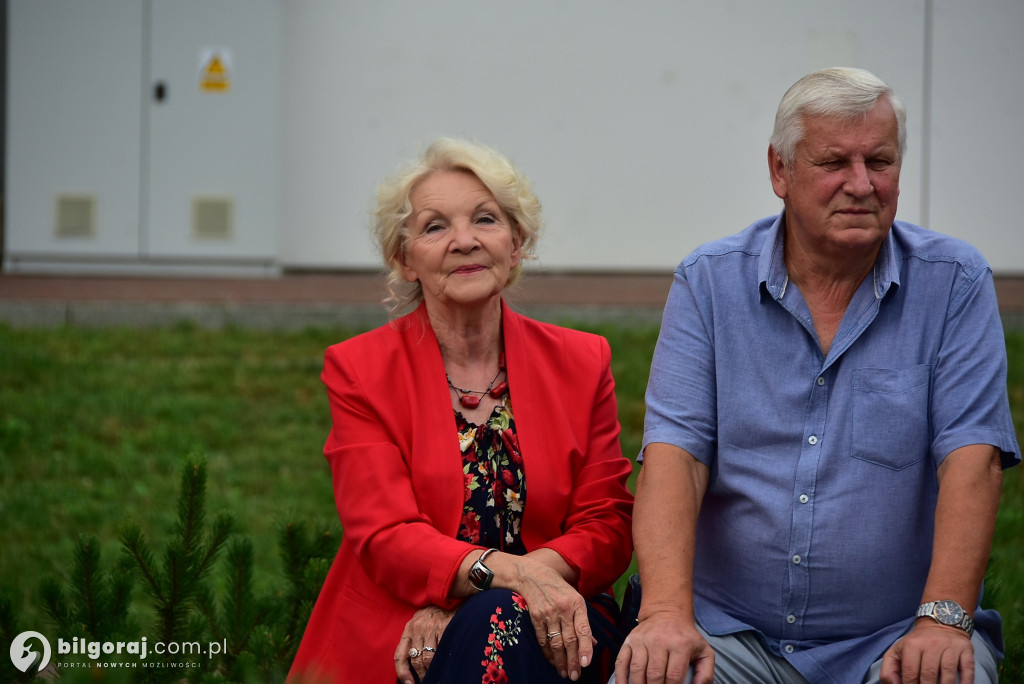 Letni wieczór na placu za Urzędem Miasta