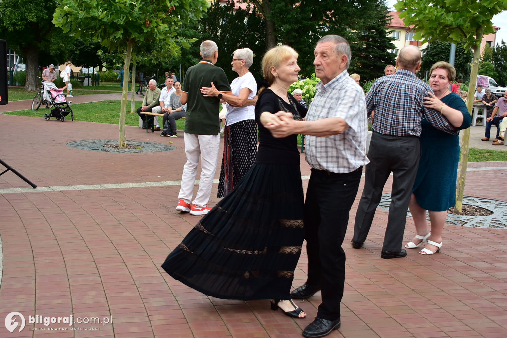 Letni wieczór na placu za Urzędem Miasta
