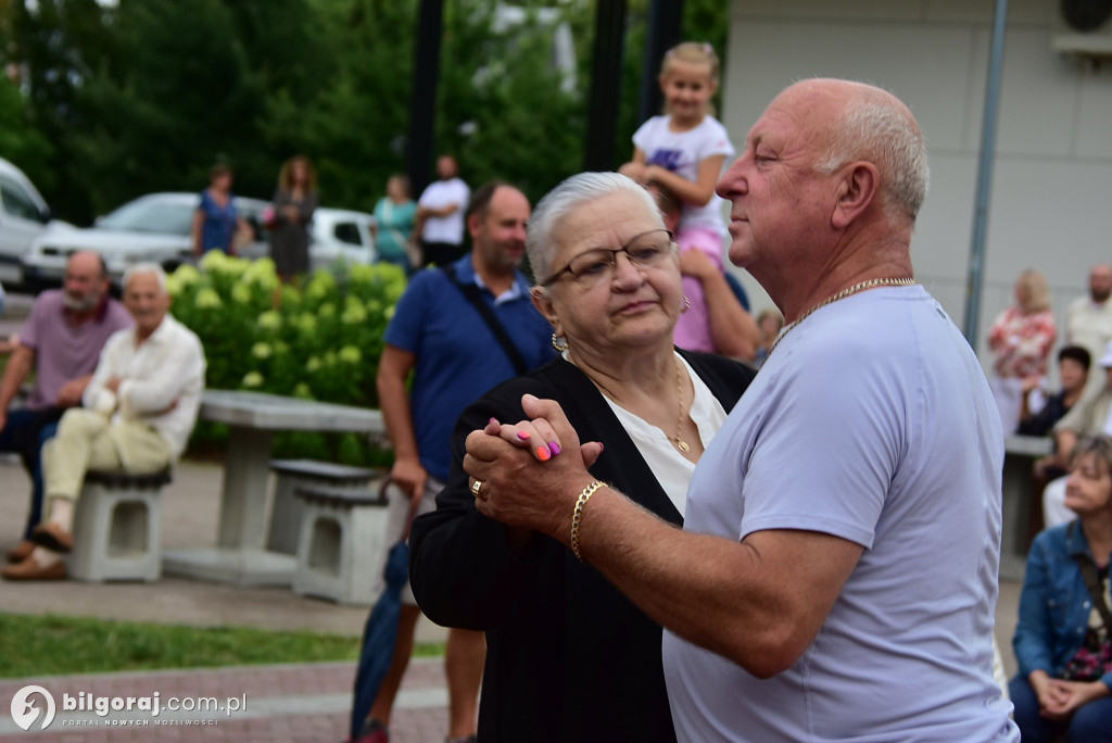 Letni wieczór na placu za Urzędem Miasta