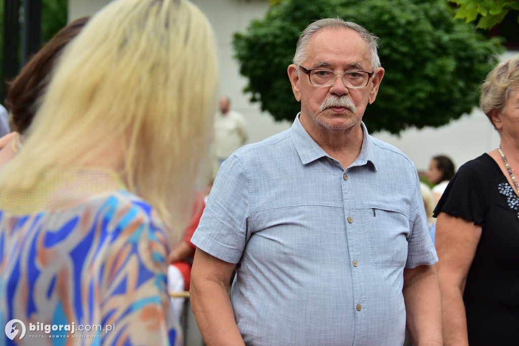 Letni wieczór na placu za Urzędem Miasta