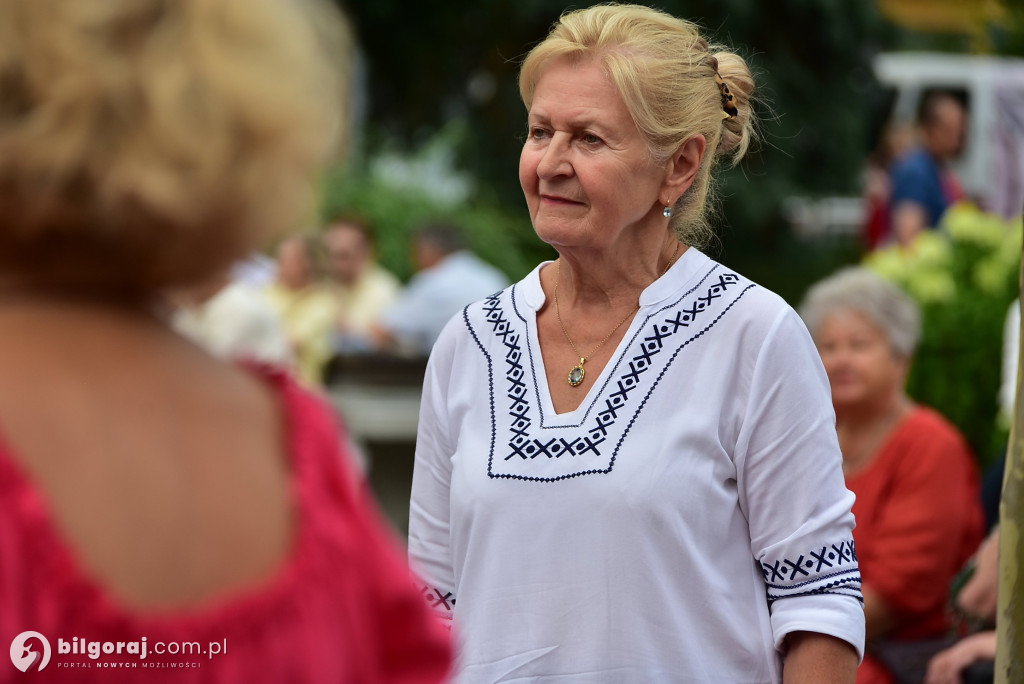 Letni wieczór na placu za Urzędem Miasta