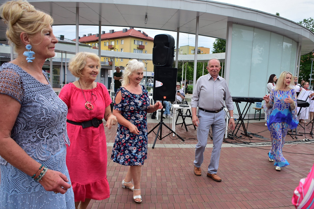 Letni wieczór na placu za Urzędem Miasta
