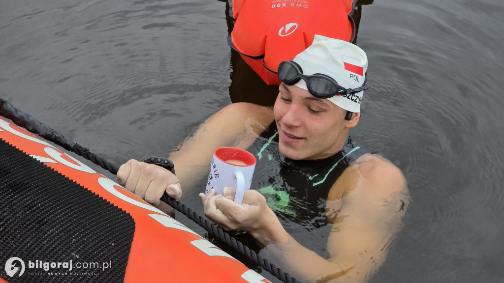 Pływak na fali nadziei: Damian Błaszczyk przepłynął już 63 km