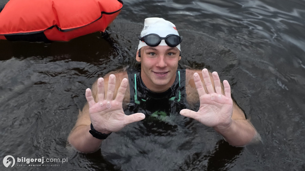 Pływak na fali nadziei: Damian Błaszczyk przepłynął już 63 km